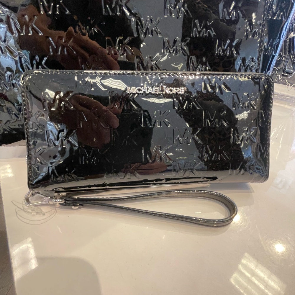 MICHAEL KORS Jet Set Larg Patent Logo Debossed Continental Wallet Wristlet Phone - Picture 2 of 16